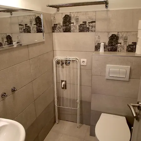 Two ***/**** For 2 + 2 Or 2 + 3 Persons, Or One For 9 Persons. 스플리트